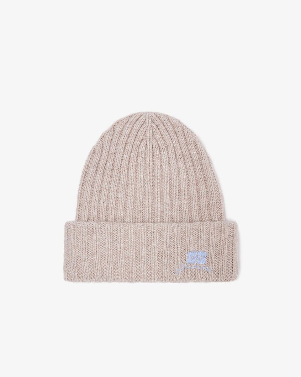Beżowa, prążkowana, wywijana czapka 6929 Sand marki GANNI z wyhaftowanym logo marki. Wykonana z dzianiny z wełną.