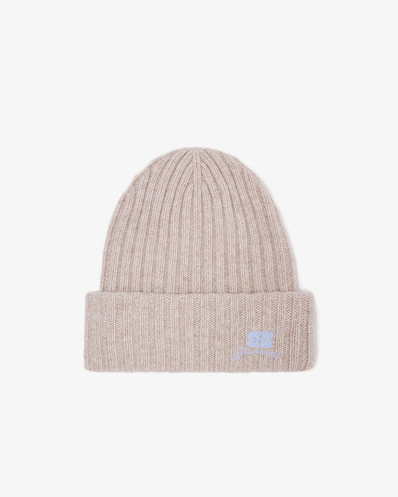 Beżowa, prążkowana, wywijana czapka 6929 Sand marki GANNI z wyhaftowanym logo marki. Wykonana z dzianiny z wełną.