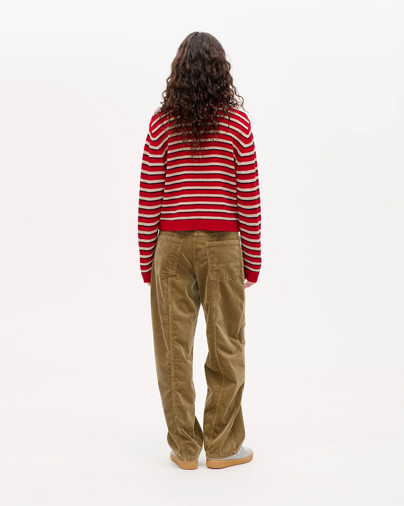 Luźny, wełniany sweter polo Core Crimson Red Stripe z długim rękawem i klasycznym kołnierzykiem zapinanym na trzy guziki. Ma ponadczasowy wzór w paski. Posiada ściągacze przy mankietach i u dołu oraz kieszeń na piersi. Noś go z ulubionymi jeansami, aby stworzyć idealną jesienną stylizację.