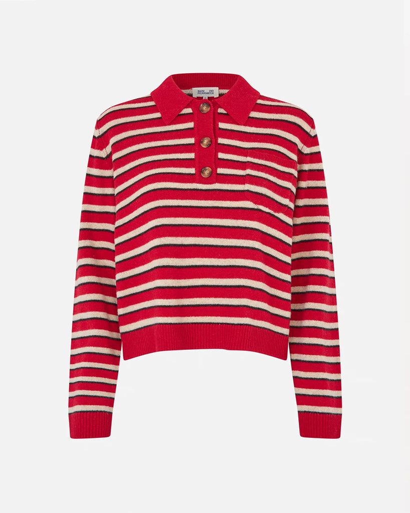 Luźny, wełniany sweter polo Core Crimson Red Stripe z długim rękawem i klasycznym kołnierzykiem zapinanym na trzy guziki. Ma ponadczasowy wzór w paski. Posiada ściągacze przy mankietach i u dołu oraz kieszeń na piersi. Noś go z ulubionymi jeansami, aby stworzyć idealną jesienną stylizację.