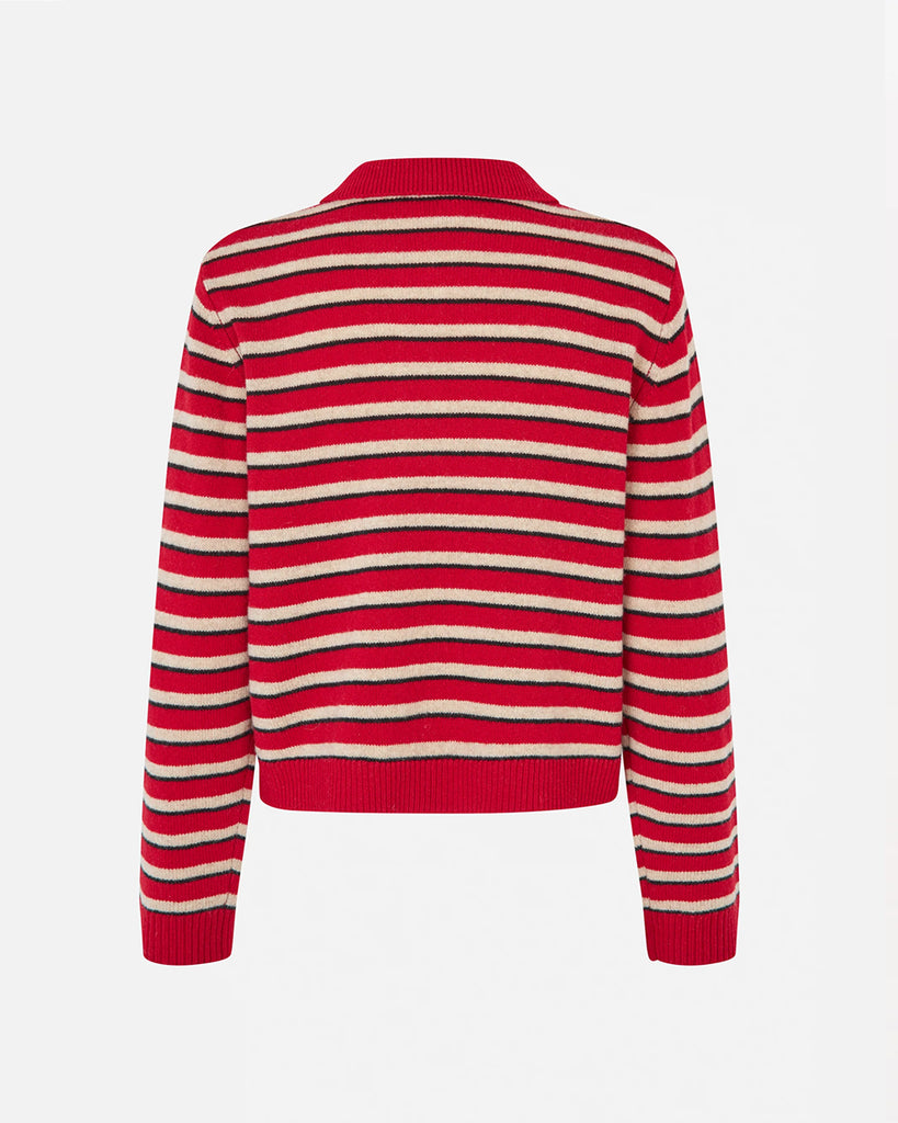 Luźny, wełniany sweter polo Core Crimson Red Stripe z długim rękawem i klasycznym kołnierzykiem zapinanym na trzy guziki. Ma ponadczasowy wzór w paski. Posiada ściągacze przy mankietach i u dołu oraz kieszeń na piersi. Noś go z ulubionymi jeansami, aby stworzyć idealną jesienną stylizację.