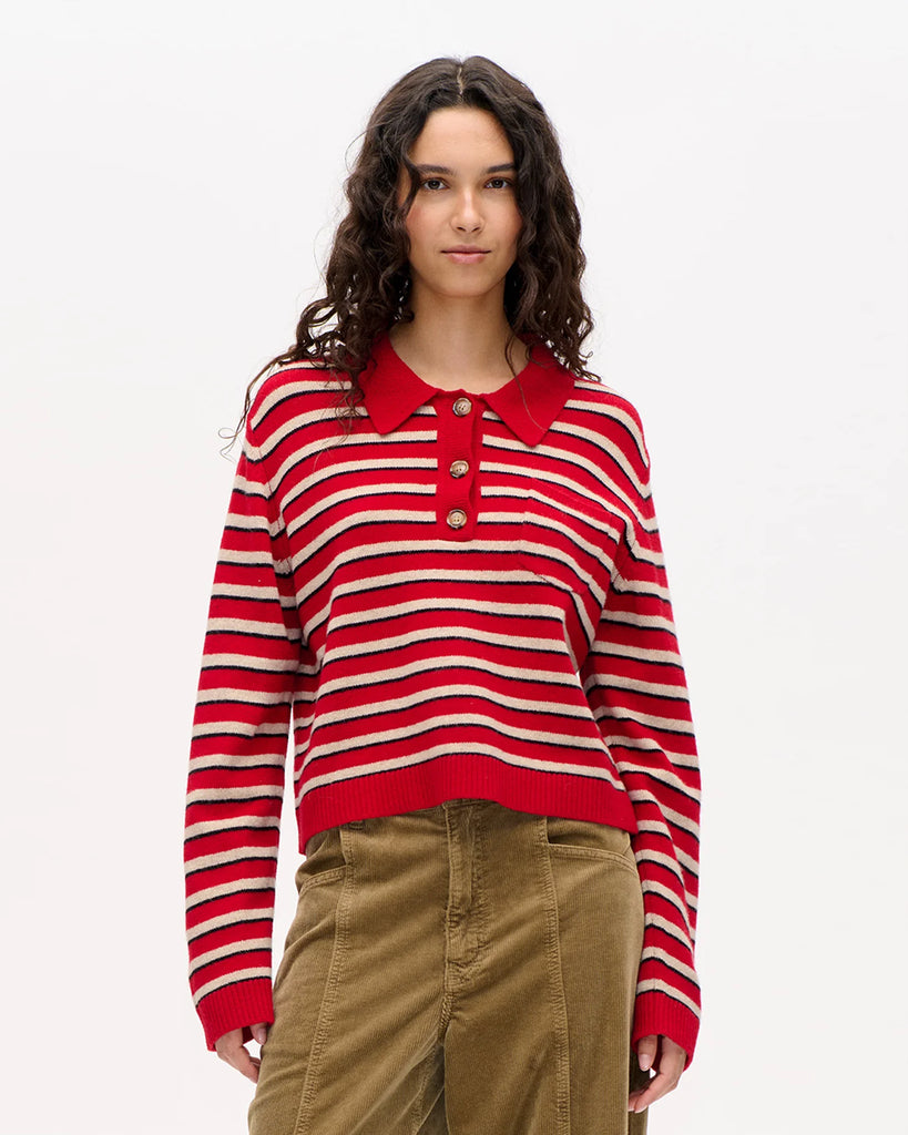 Luźny, wełniany sweter polo Core Crimson Red Stripe z długim rękawem i klasycznym kołnierzykiem zapinanym na trzy guziki. Ma ponadczasowy wzór w paski. Posiada ściągacze przy mankietach i u dołu oraz kieszeń na piersi. Noś go z ulubionymi jeansami, aby stworzyć idealną jesienną stylizację.