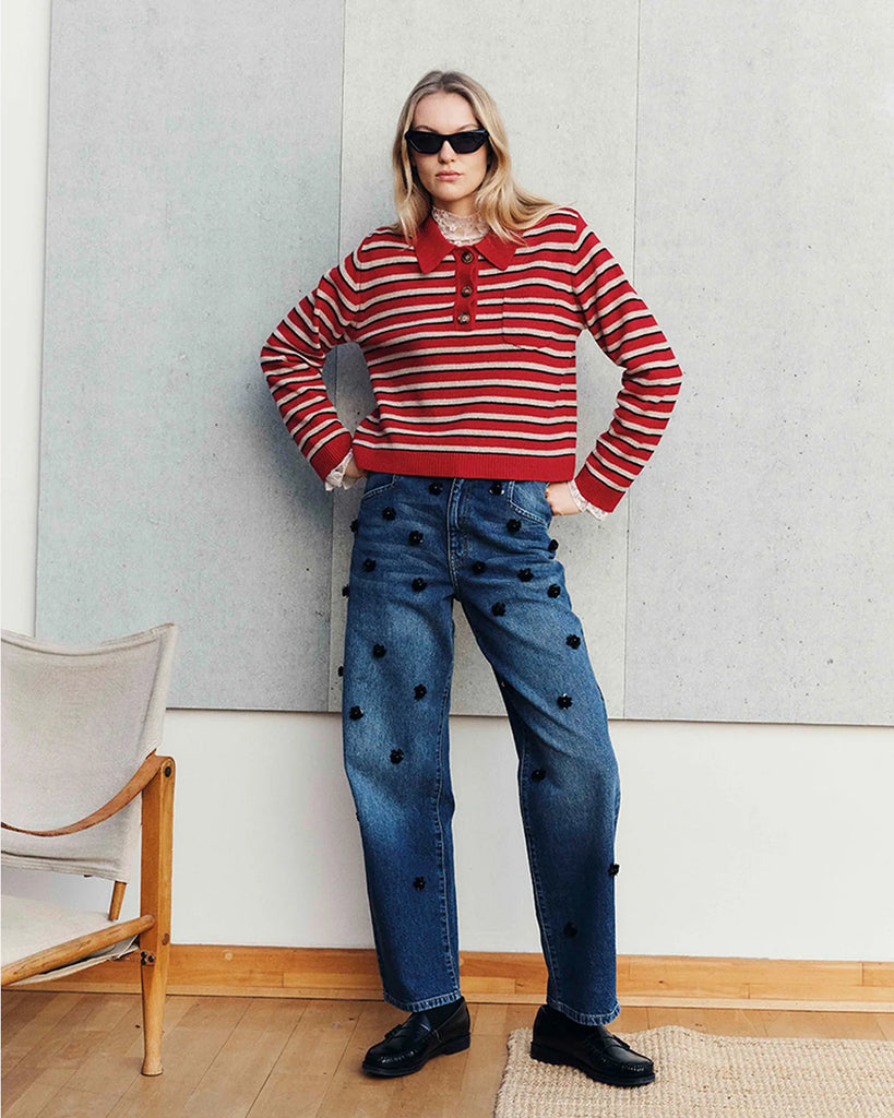 Luźny, wełniany sweter polo Core Crimson Red Stripe z długim rękawem i klasycznym kołnierzykiem zapinanym na trzy guziki. Ma ponadczasowy wzór w paski. Posiada ściągacze przy mankietach i u dołu oraz kieszeń na piersi. Noś go z ulubionymi jeansami, aby stworzyć idealną jesienną stylizację.