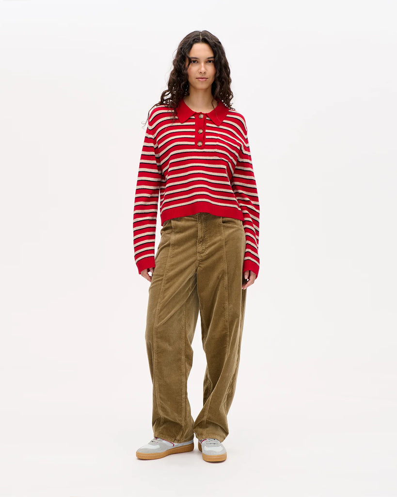 Luźny, wełniany sweter polo Core Crimson Red Stripe z długim rękawem i klasycznym kołnierzykiem zapinanym na trzy guziki. Ma ponadczasowy wzór w paski. Posiada ściągacze przy mankietach i u dołu oraz kieszeń na piersi. Noś go z ulubionymi jeansami, aby stworzyć idealną jesienną stylizację.