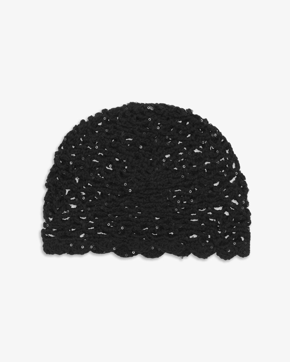 Czapka szydełkowa z cekinami Crochet Sequin SUI AVA to ozdobne nakrycie głowy, wzbogacone delikatnymi cekinami, które pięknie odbijają światło i nadają całości subtelny blask. Lekki, ażurowy splot oraz muszelkowe wykończenie nadają jej kobiecy, elegancki charakter, czyniąc ją idealnym dodatkiem do stylizacji.