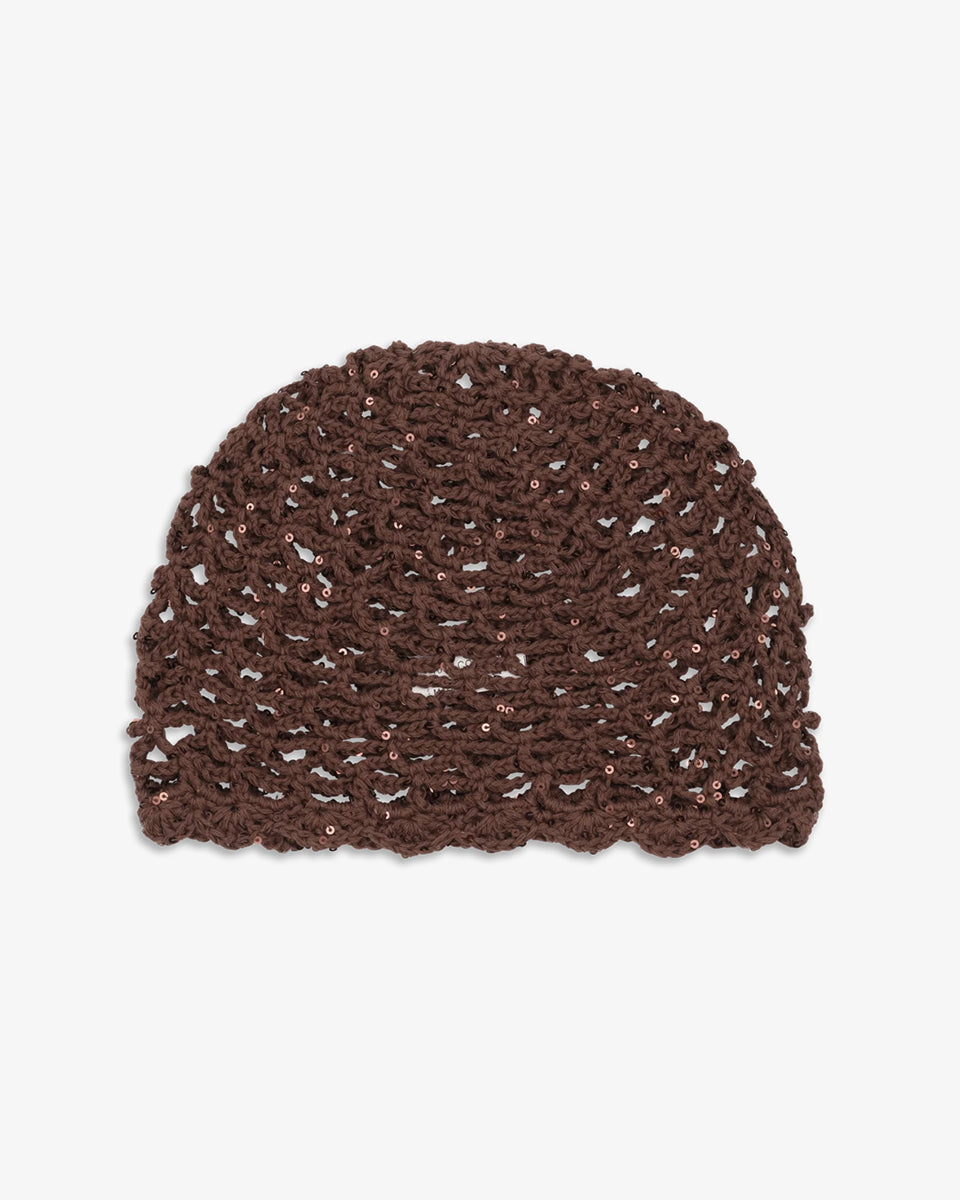 Czapka szydełkowa z cekinami Crochet Sequin SUI AVA to ozdobne nakrycie głowy, wzbogacone delikatnymi cekinami, które pięknie odbijają światło i nadają całości subtelny blask. Lekki, ażurowy splot oraz muszelkowe wykończenie nadają jej kobiecy, elegancki charakter, czyniąc ją idealnym dodatkiem do stylizacji.