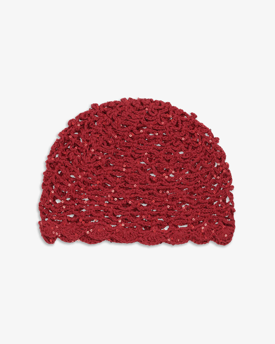 Czapka szydełkowa z cekinami Crochet Sequin SUI AVA to ozdobne nakrycie głowy, wzbogacone delikatnymi cekinami, które pięknie odbijają światło i nadają całości subtelny blask. Lekki, ażurowy splot oraz muszelkowe wykończenie nadają jej kobiecy, elegancki charakter, czyniąc ją idealnym dodatkiem do stylizacji.