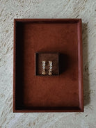 Stylowe kolczyki Crystal Heart Pico Copenhagen z kryształowymi serduszkami.

Bez niklu.&nbsp;

Ze względów higienicznych kolczyki nie podlegają wymianie ani zwrotom