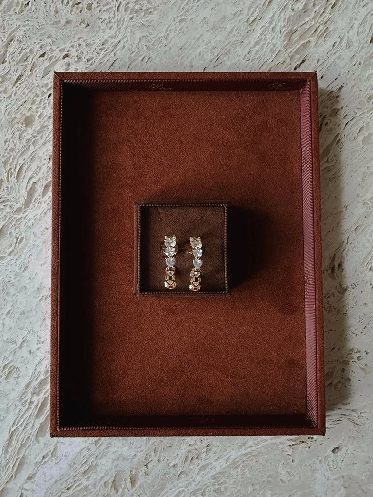 Stylowe kolczyki Crystal Heart Pico Copenhagen z kryształowymi serduszkami.

Bez niklu.&nbsp;

Ze względów higienicznych kolczyki nie podlegają wymianie ani zwrotom