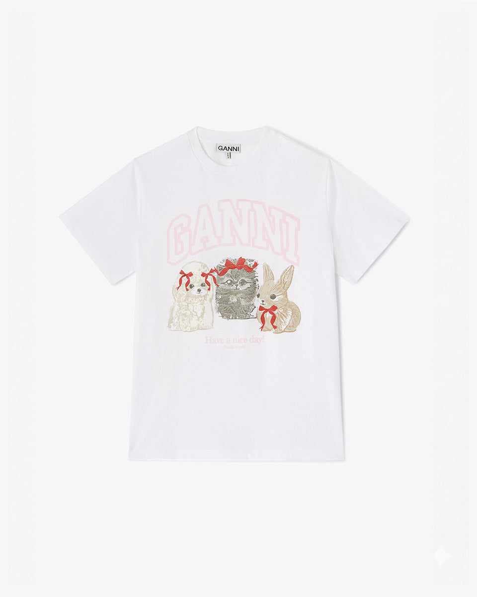 Luźny, bawełniany, biały t-shirt BASIC COTTON JERSEY Cute Animals GANNI z okrągłym dekoltem i krótkim, szerokim rękawem. Z przodu i tyłu posiada grafikę z uroczymi zwierzątkami oraz logo GANNI. Wykonany z miękkiej bawełny organicznej. Idealny z jeansami lub spódnicą.

-Luźny fason

-Miękka bawełna organiczna&nbsp;

-Zamów t-shirt w swoim standardowym rozmiarze. Jeśli chcesz, żeby był bardziej oversizowy - zamów go w większym rozmiarze.