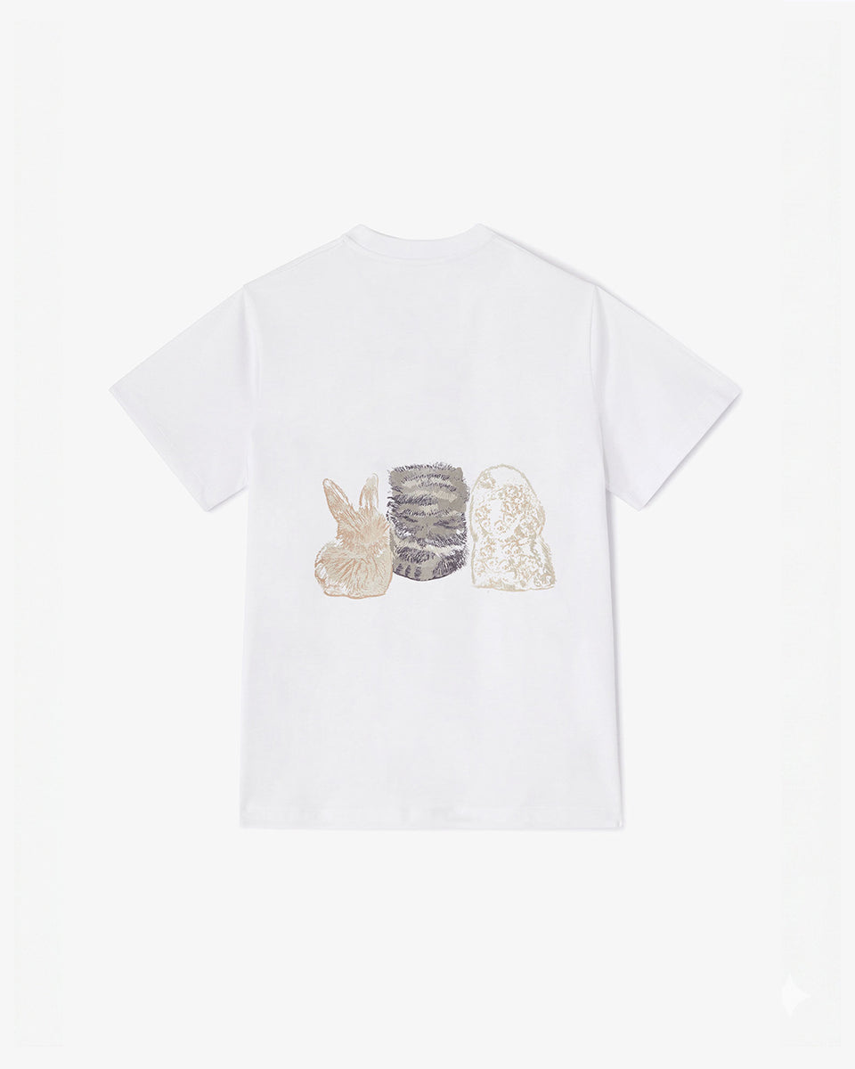 Luźny, bawełniany, biały t-shirt BASIC COTTON JERSEY Cute Animals GANNI z okrągłym dekoltem i krótkim, szerokim rękawem. Z przodu i tyłu posiada grafikę z uroczymi zwierzątkami oraz logo GANNI. Wykonany z miękkiej bawełny organicznej. Idealny z jeansami lub spódnicą.

-Luźny fason

-Miękka bawełna organiczna&nbsp;

-Zamów t-shirt w swoim standardowym rozmiarze. Jeśli chcesz, żeby był bardziej oversizowy - zamów go w większym rozmiarze.
