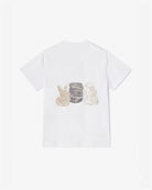 Luźny, bawełniany, biały t-shirt BASIC COTTON JERSEY Cute Animals GANNI z okrągłym dekoltem i krótkim, szerokim rękawem. Z przodu i tyłu posiada grafikę z uroczymi zwierzątkami oraz logo GANNI. Wykonany z miękkiej bawełny organicznej. Idealny z jeansami lub spódnicą.

-Luźny fason

-Miękka bawełna organiczna&nbsp;

-Zamów t-shirt w swoim standardowym rozmiarze. Jeśli chcesz, żeby był bardziej oversizowy - zamów go w większym rozmiarze.