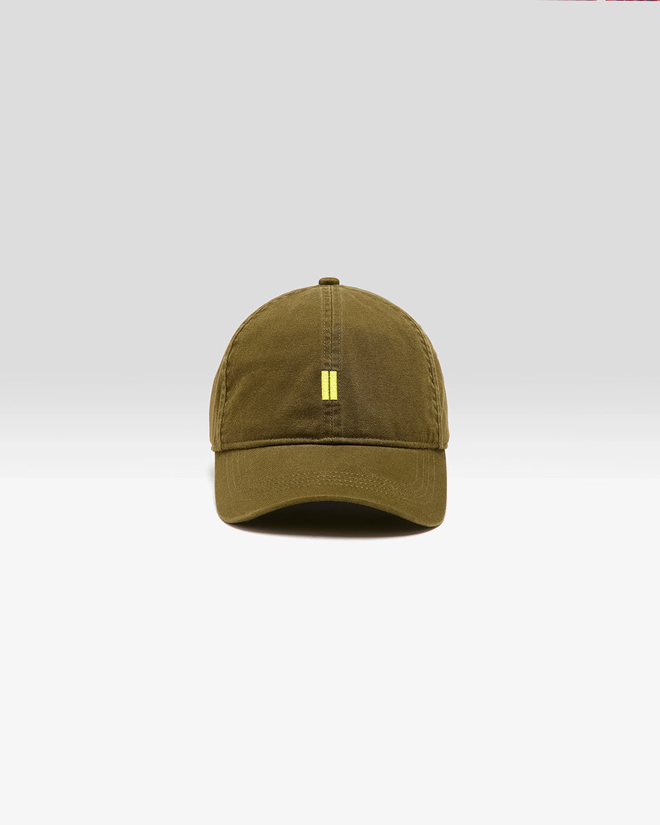 Klasyczna czapka z daszkiem Dacor Military marki BELLEROSE z logo. Regulowana za pomocą paska. Wykonana w 100% z bawełny.