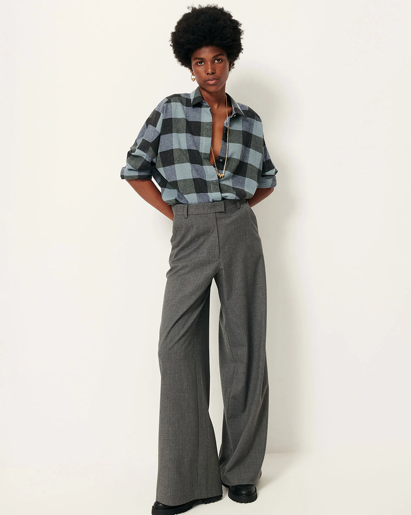 Luźne, szare spodnie Daficino Granit francuskiej marki Sessun z wysokim stanem i szeroką nogawką. Mają przedłużenie w pasie z wewnętrznym zapięciem na haftkę. Posiadają kieszenie ukośne i kieszenie z patką z tyłu. Noś je z ulubionym t-shirtem na codzień lub z koszulą, aby stworzyć bardziej elegancki look.
