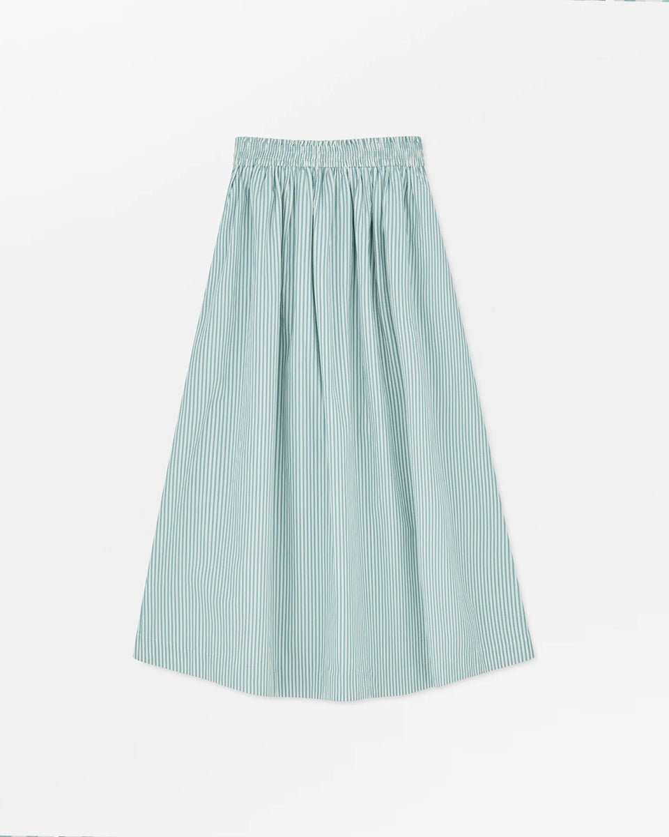 Luźna, maxi spódnica Dagny White/Aqua Stripe SKALL o trapezowym kroju, w paski. Posiada gumkę w pasie oraz kieszenie boczne. Marszczenia pod pasem nadają jej delikatnej objętości. Ma długość do kostek. Wykonana w 100% z bawełny organicznej.&nbsp;

-Obszerny krój&nbsp;

-100% bawełna organiczna&nbsp;

-Wybierz swój standardowy rozmiar