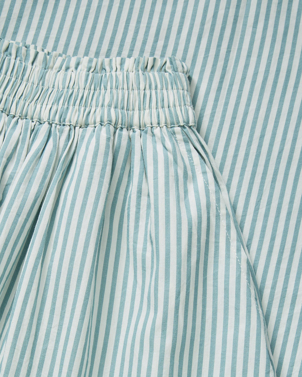 Luźna, maxi spódnica Dagny White/Aqua Stripe SKALL o trapezowym kroju, w paski. Posiada gumkę w pasie oraz kieszenie boczne. Marszczenia pod pasem nadają jej delikatnej objętości. Ma długość do kostek. Wykonana w 100% z bawełny organicznej.&nbsp;

-Obszerny krój&nbsp;

-100% bawełna organiczna&nbsp;

-Wybierz swój standardowy rozmiar