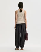 Dopasowany top Dali Oyster Gray By Malene Birger z bawełny organicznej, z głębokim dekoltem i wyhaftowanym logiem. Idealnie sprawdzi się jako baza każdej stylizacji.

-Dopasowany krój

-Głęboki dekolt

-Zamów top w swoim standardowym rozmiarze