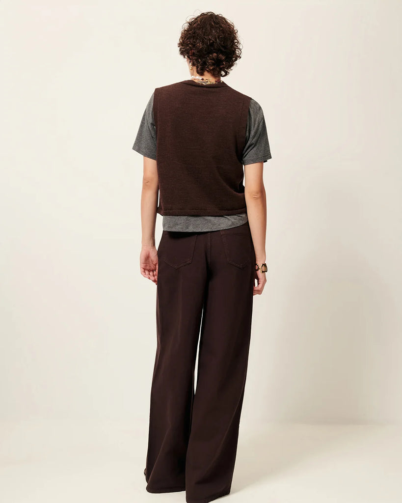 Brązowe Jeansy Dalt Coffea marki Sessun z bardzo wysokim stanem i dłuższymi, szerokimi nogawkami. Mają zapięcie na guziki w pasie oraz kryty zamek błyskawiczny. Posiadają kieszenie z podwójnym przeszyciem z przodu i z tyłu oraz wytłoczoną skórzaną naszywkę z logo marki. Wykonane z miękkiej, barwionej bawełny.&nbsp;