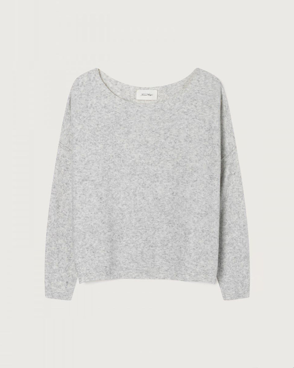 Luźny sweter DAM225 American Vintage Gris Chine w jasnoszarym melanżowym kolorze. Ma obniżoną linię ramion i szeroki, łódkowaty dekolt wykończony surowym brzegiem. Na plecach widoczne jest pionowe przeszycie biegnące przez środek. Materiał ma wyraźną, lekko ziarnistą strukturę przypominającą dzianinę o drobnym splocie. Wykonany z mieszanki z poliamidem i wełną.

-Luźny krój

-Obniżona linia ramion

-Dekolt łódka

-Zamów sweter w swoim standardowym rozmiarze