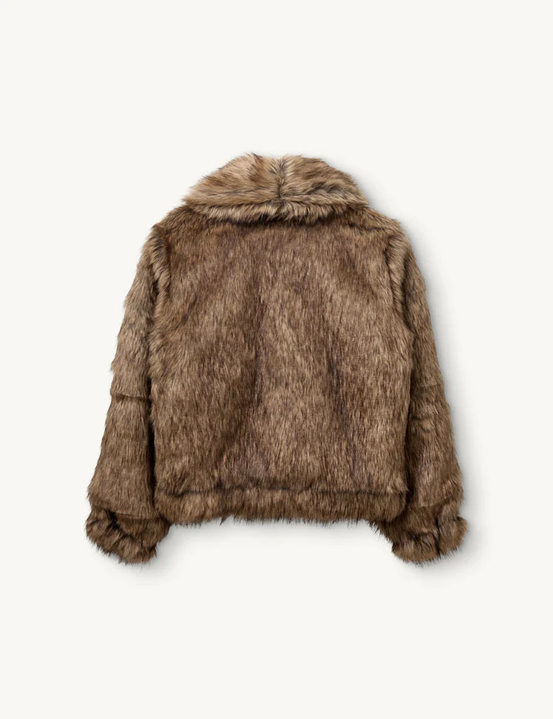 Krótka, oversizowa kurtka Damiy Brown z ekologicznego futra, z szerokimi ramionami i dużym, wywiniętym kołnierzem. Lekko ściągana u dołu i przy mankietach. Zapinana na zatrzask z przodu. Ta kurtka idealnie sprawdzi się jako statement piece- wystarczy prosta baza, aby stylizacja wyglądała efektownie.&nbsp;