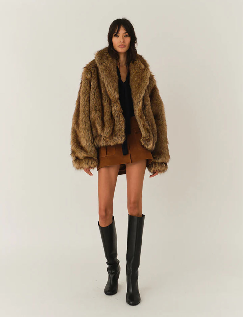 Krótka, oversizowa kurtka Damiy Brown z ekologicznego futra, z szerokimi ramionami i dużym, wywiniętym kołnierzem. Lekko ściągana u dołu i przy mankietach. Zapinana na zatrzask z przodu. Ta kurtka idealnie sprawdzi się jako statement piece- wystarczy prosta baza, aby stylizacja wyglądała efektownie.&nbsp;