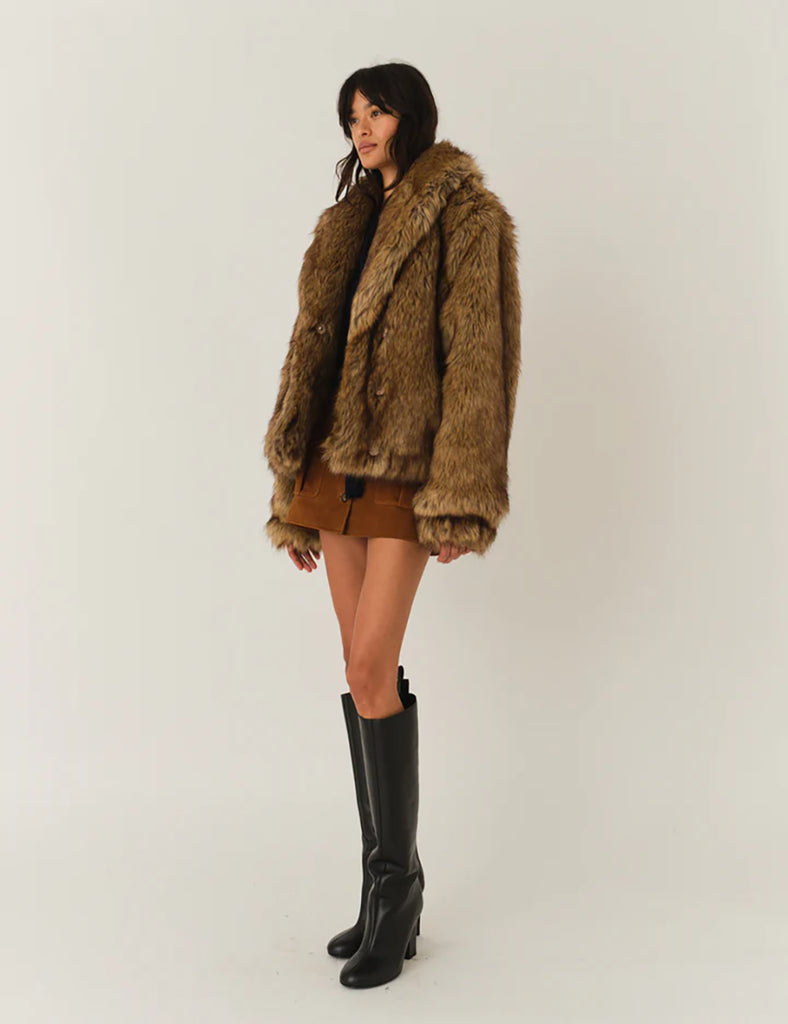 Krótka, oversizowa kurtka Damiy Brown z ekologicznego futra, z szerokimi ramionami i dużym, wywiniętym kołnierzem. Lekko ściągana u dołu i przy mankietach. Zapinana na zatrzask z przodu. Ta kurtka idealnie sprawdzi się jako statement piece- wystarczy prosta baza, aby stylizacja wyglądała efektownie.&nbsp;