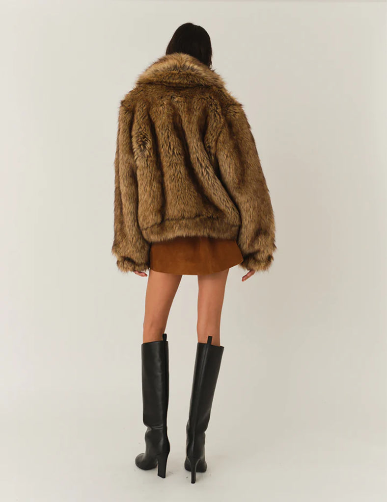 Krótka, oversizowa kurtka Damiy Brown z ekologicznego futra, z szerokimi ramionami i dużym, wywiniętym kołnierzem. Lekko ściągana u dołu i przy mankietach. Zapinana na zatrzask z przodu. Ta kurtka idealnie sprawdzi się jako statement piece- wystarczy prosta baza, aby stylizacja wyglądała efektownie.&nbsp;