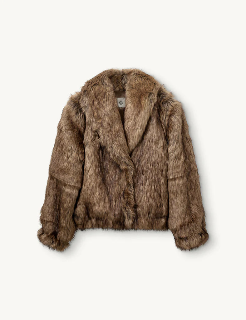 Krótka, oversizowa kurtka Damiy Brown z ekologicznego futra, z szerokimi ramionami i dużym, wywiniętym kołnierzem. Lekko ściągana u dołu i przy mankietach. Zapinana na zatrzask z przodu. Ta kurtka idealnie sprawdzi się jako statement piece- wystarczy prosta baza, aby stylizacja wyglądała efektownie.&nbsp;