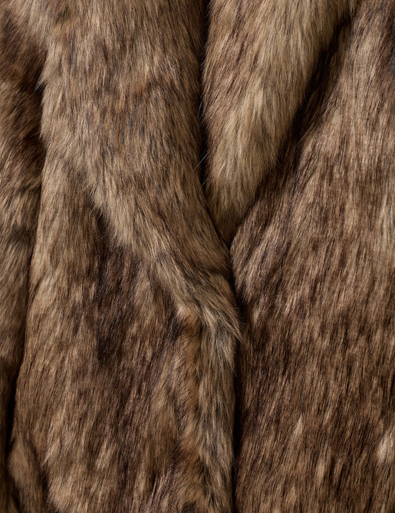 Krótka, oversizowa kurtka Damiy Brown z ekologicznego futra, z szerokimi ramionami i dużym, wywiniętym kołnierzem. Lekko ściągana u dołu i przy mankietach. Zapinana na zatrzask z przodu. Ta kurtka idealnie sprawdzi się jako statement piece- wystarczy prosta baza, aby stylizacja wyglądała efektownie.&nbsp;