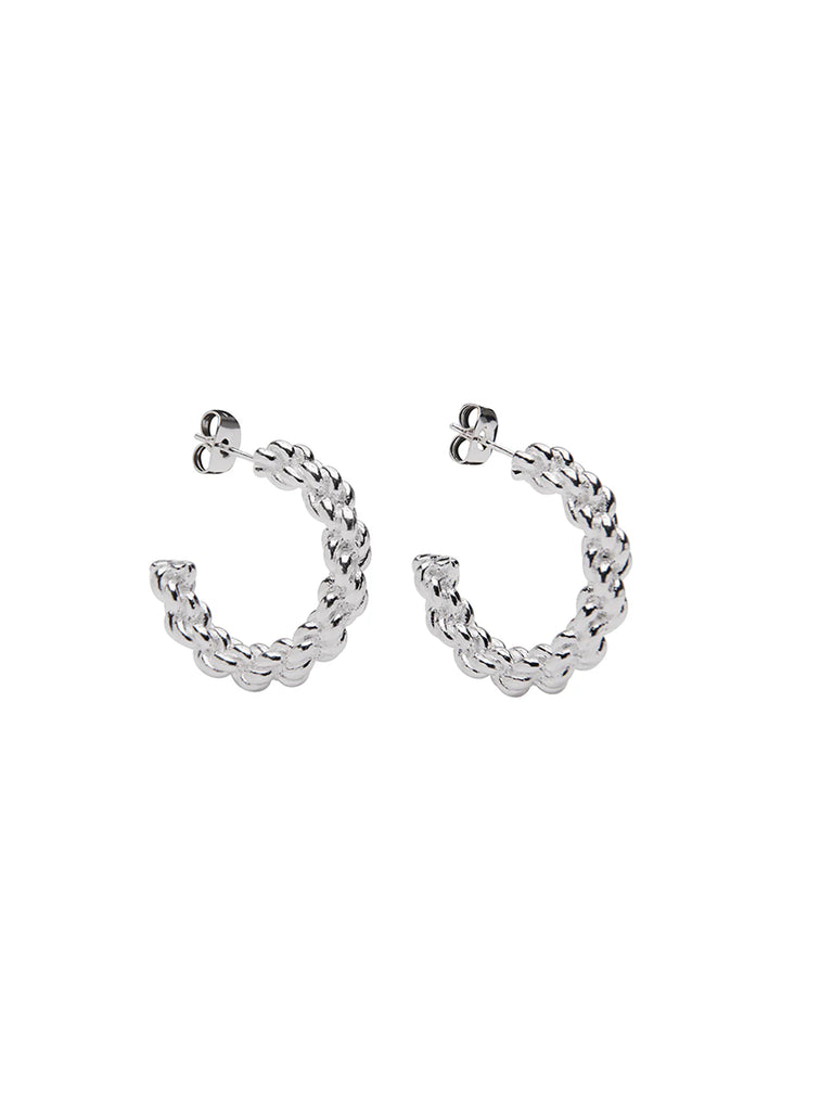 Piękne, niewielkie kolczyki koła Dasha Silver Pico Copenhagen z organicznym wzorem.

Bez niklu.

Ze względów higienicznych kolczyki nie podlegają wymianie ani zwrotom