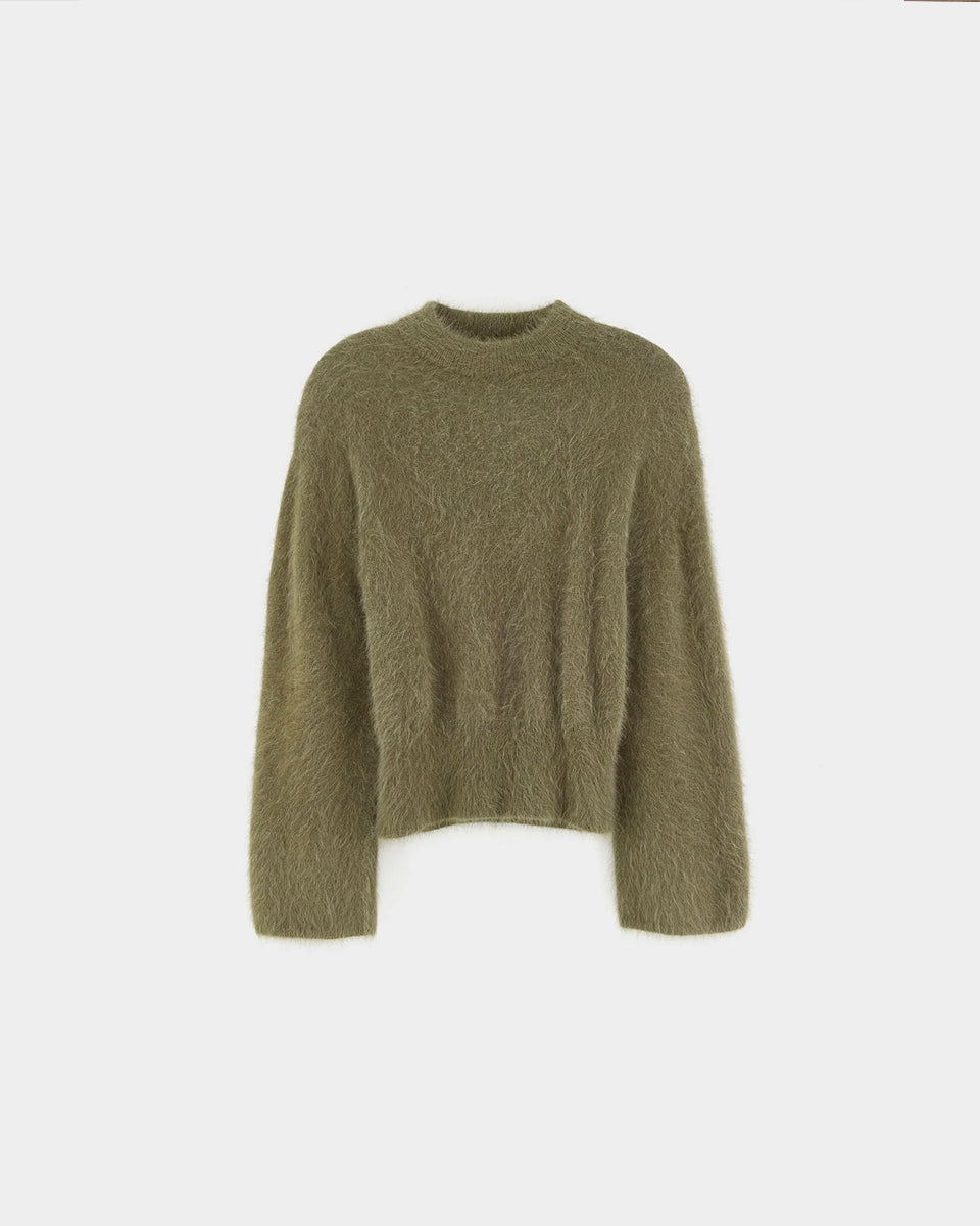 Miękki sweter z dzianiny Dateko Dusty Olive marki Bellerose z okrągłym dekoltem i długimi, prostymi rękawami. Zakończony ściągaczami. Wykonany z mieszanki z dodatkiem angory w kolorze oliwkowej zieleni.

-Luźny fason: zapewnia więcej swobody i komfortu w okolicach klatki piersiowej i ramion

-Miękka dzianina z angorą