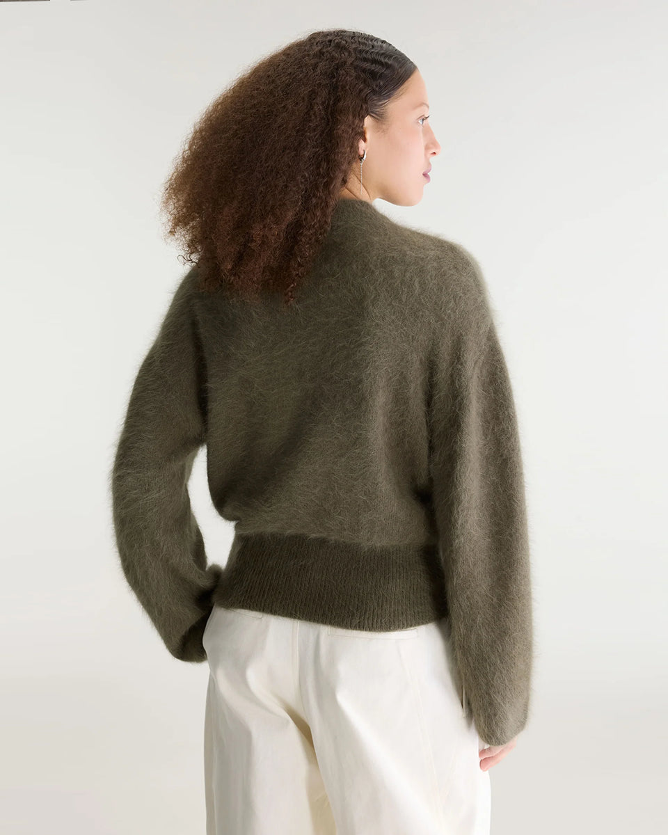 Miękki sweter z dzianiny Dateko Dusty Olive marki Bellerose z okrągłym dekoltem i długimi, prostymi rękawami. Zakończony ściągaczami. Wykonany z mieszanki z dodatkiem angory w kolorze oliwkowej zieleni.

-Luźny fason: zapewnia więcej swobody i komfortu w okolicach klatki piersiowej i ramion

-Miękka dzianina z angorą