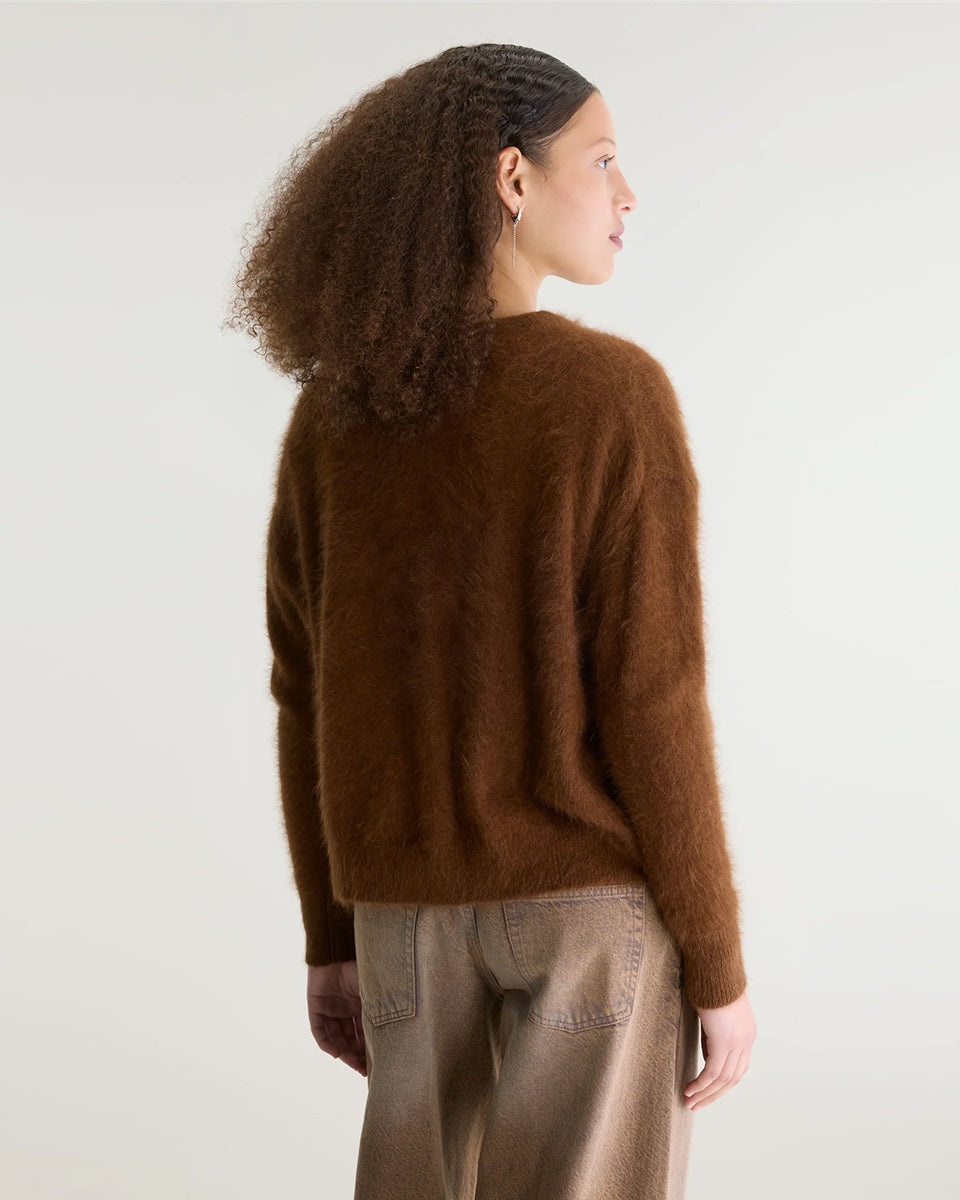 Brązowy kardigan o kroju oversize Dathan Bison marki Bellerose z okrągłym dekoltem i raglanowymi rękawami. Wykończony ściągaczem. Wykonany z miękkiej dzianiny z domieszką angory.&nbsp;

-Krój oversize: celowo powiększony fason zapewniający objętość&nbsp;

-Miękka dzianina z angorą

