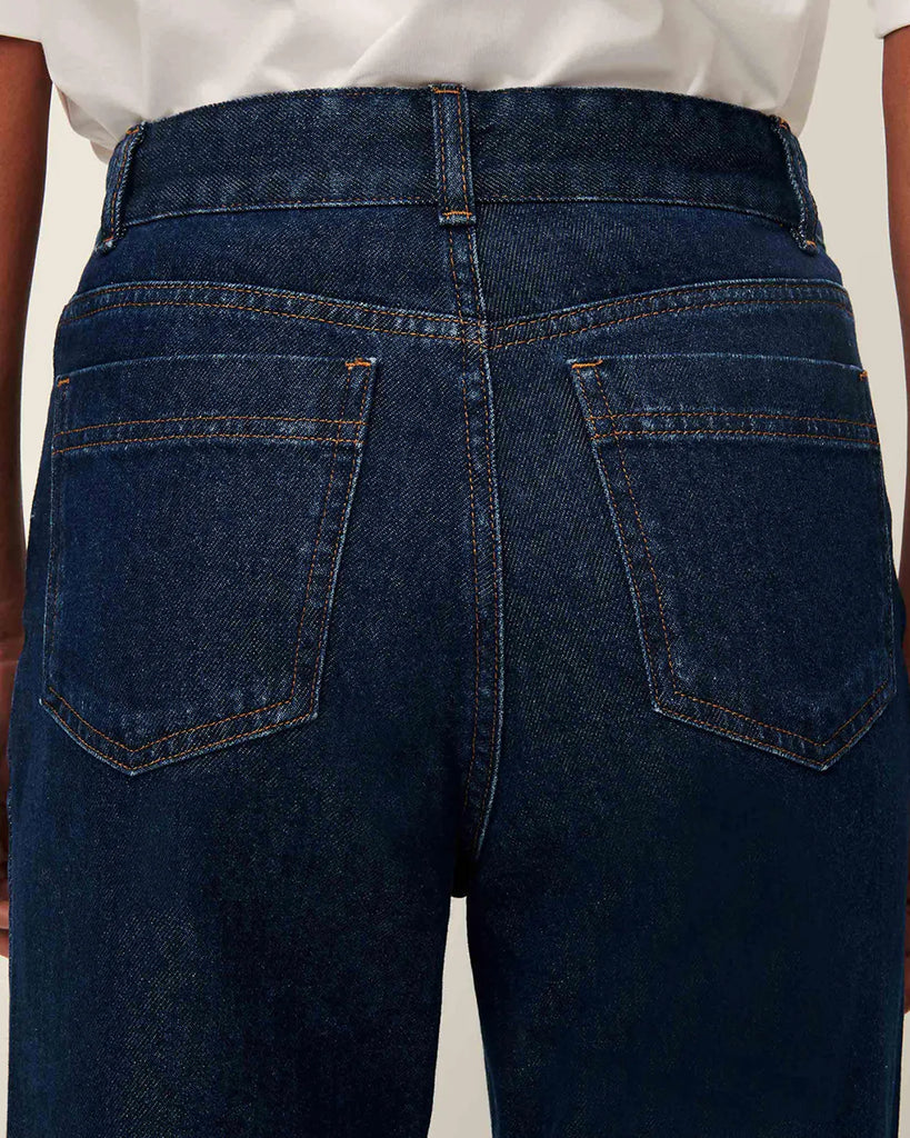 Proste Jeansy Davis Bluenim ze średnim stanem i prostymi, lekko rozszerzanymi nogawkami do kostek. Zapięcie na guziki i ukryty zamek błyskawiczny. Jeansy posiadają kieszenie z przodu oraz z tyłu i wytłoczoną, skórzaną naszywkę z logo marki.