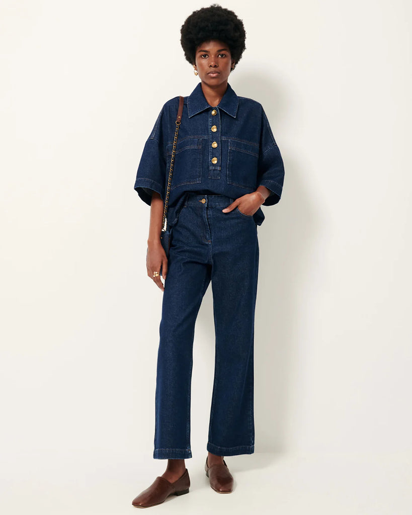 Proste Jeansy Davis Bluenim ze średnim stanem i prostymi, lekko rozszerzanymi nogawkami do kostek. Zapięcie na guziki i ukryty zamek błyskawiczny. Jeansy posiadają kieszenie z przodu oraz z tyłu i wytłoczoną, skórzaną naszywkę z logo marki.