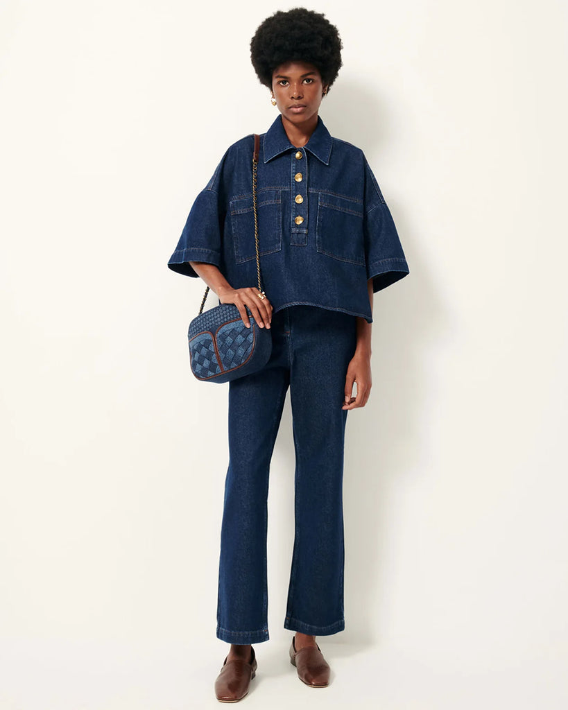 Proste Jeansy Davis Bluenim ze średnim stanem i prostymi, lekko rozszerzanymi nogawkami do kostek. Zapięcie na guziki i ukryty zamek błyskawiczny. Jeansy posiadają kieszenie z przodu oraz z tyłu i wytłoczoną, skórzaną naszywkę z logo marki.