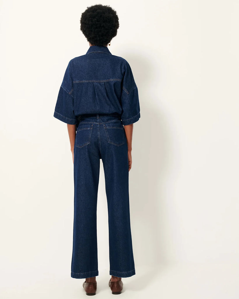 Proste Jeansy Davis Bluenim ze średnim stanem i prostymi, lekko rozszerzanymi nogawkami do kostek. Zapięcie na guziki i ukryty zamek błyskawiczny. Jeansy posiadają kieszenie z przodu oraz z tyłu i wytłoczoną, skórzaną naszywkę z logo marki.