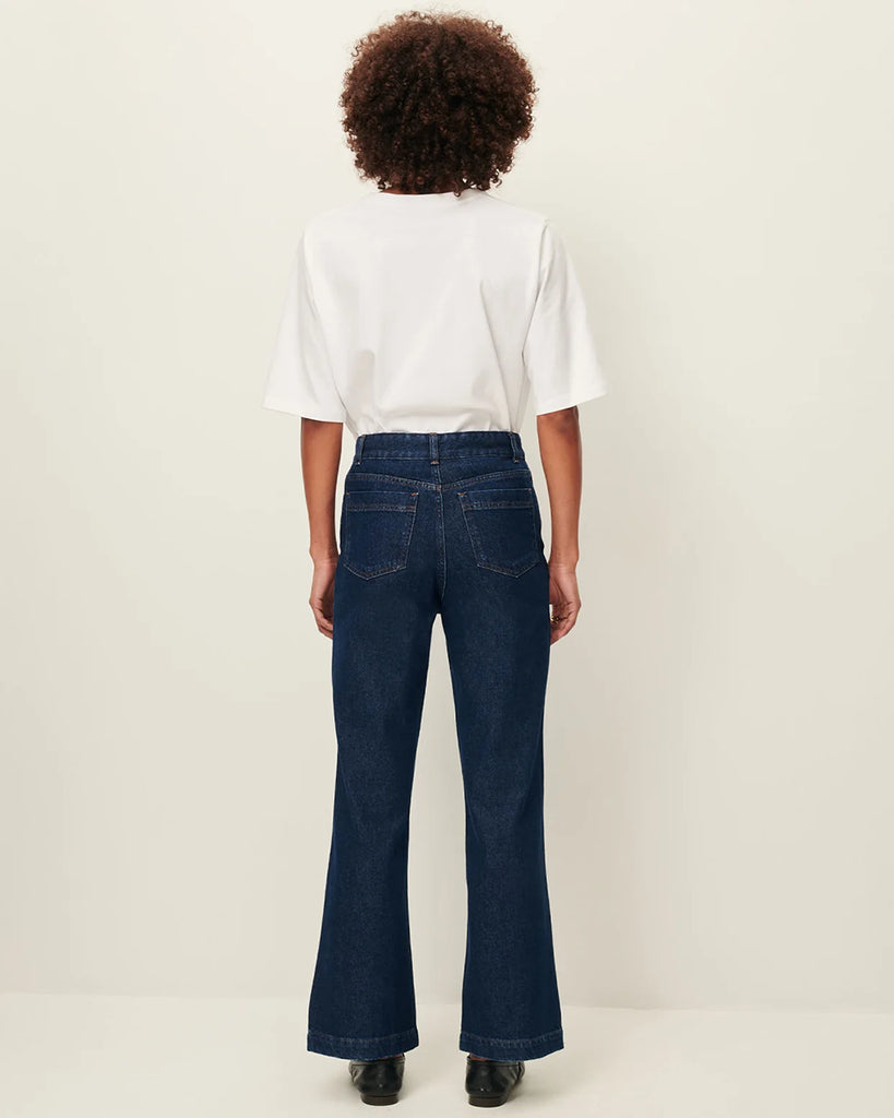 Proste Jeansy Davis Bluenim ze średnim stanem i prostymi, lekko rozszerzanymi nogawkami do kostek. Zapięcie na guziki i ukryty zamek błyskawiczny. Jeansy posiadają kieszenie z przodu oraz z tyłu i wytłoczoną, skórzaną naszywkę z logo marki.