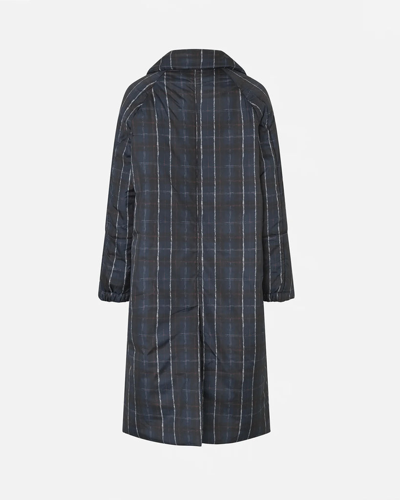Długi, puchowy płaszcz Deana Navy Check o luźnym kroju z kołnierzem, elastycznymi ściągaczami przy mankietach, kieszeniami i rozcięciem z tyłu. Zapinana na napy. Posiada kieszeń na piersi i dwie kieszenie naszywane po bokach. Długość midi.
