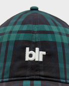 Klasyczna czapka bejsbolówka Delcro Plaid marki BELLEROSE w czarno-granatowo-zieloną kratę, z haftowanym logo marki i regulowanym paskiem na rzep.&nbsp;