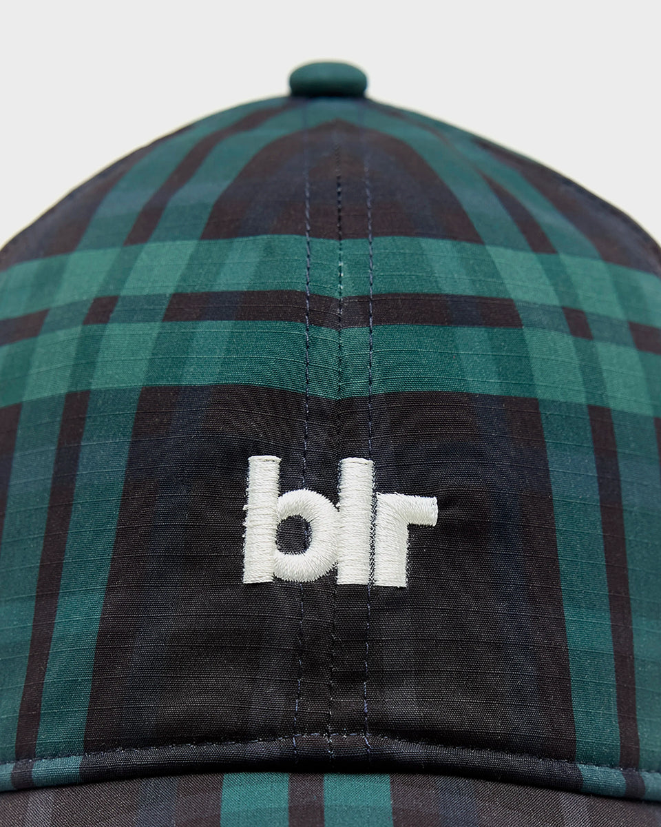 Klasyczna czapka bejsbolówka Delcro Plaid marki BELLEROSE w czarno-granatowo-zieloną kratę, z haftowanym logo marki i regulowanym paskiem na rzep.&nbsp;
