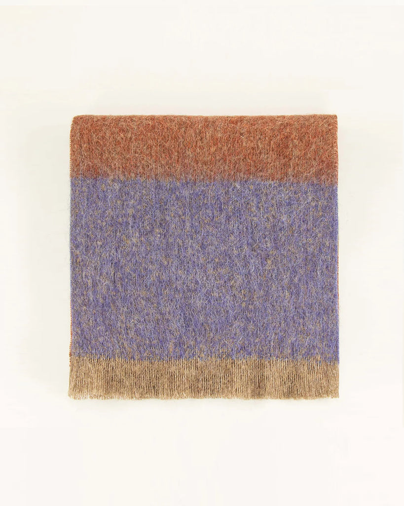 Ciepły, wełniany szalik Delio Nomad Mauve marki Sessun z szerokimi, ozdobnymi paskami. Tkany we Francji.