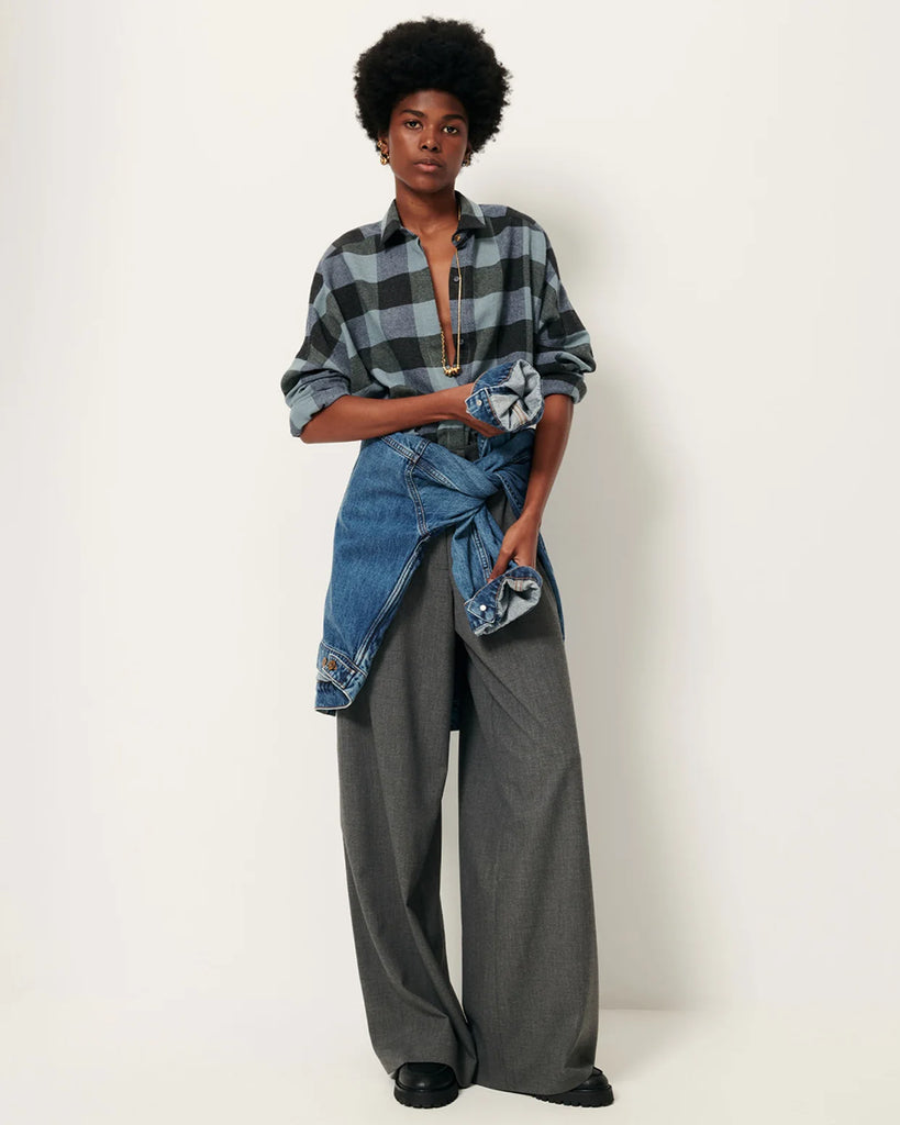 Luźna koszula Deliwool Smocky Blue francuskiej marki Sessun w kratę. Ma długie rękawy, obniżone ramiona i kołnierzyk z ozdobnym guzikiem. Zapinana na kryte guziki. Zestaw ją z ulubionymi jeansami, aby uzyskać idealny jesienny look.