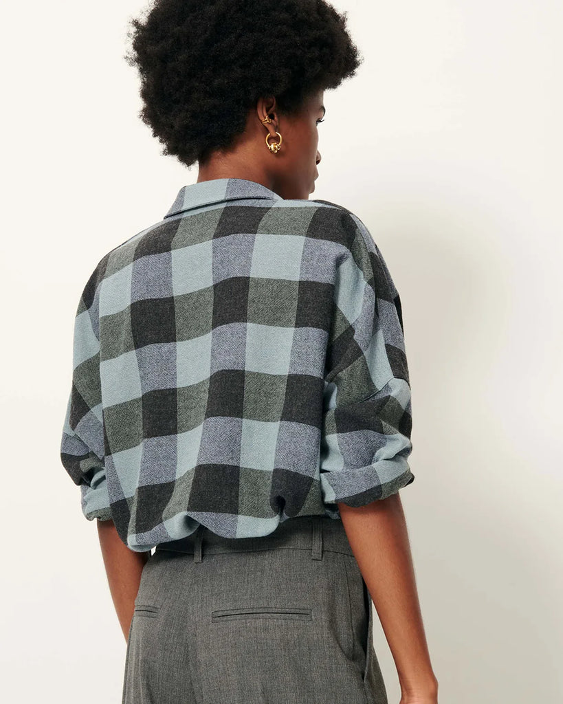 Luźna koszula Deliwool Smocky Blue francuskiej marki Sessun w kratę. Ma długie rękawy, obniżone ramiona i kołnierzyk z ozdobnym guzikiem. Zapinana na kryte guziki. Zestaw ją z ulubionymi jeansami, aby uzyskać idealny jesienny look.