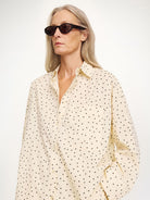 Oversizowa, klasyczna koszula w delikatne groszki Polka Dots Derris By Malene Birger o prostym kroju. Posiada kołnierzyk i dużą kieszeń na lewej piersi. Zapinana na guziki. Wykonana z bawełny organicznej. To ponadczasowy i ponadsezonowy fason. Idealna do pracy i na co dzień.&nbsp;

-Fason oversize

-100% bawełna organiczna

-Zamów swój normalny rozmiar. Jeśli chcesz żeby koszula była nieco bardziej przylegająca zamów ją w mniejszym rozmiarze