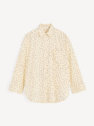 Oversizowa, klasyczna koszula w delikatne groszki Polka Dots Derris By Malene Birger o prostym kroju. Posiada kołnierzyk i dużą kieszeń na lewej piersi. Zapinana na guziki. Wykonana z bawełny organicznej. To ponadczasowy i ponadsezonowy fason. Idealna do pracy i na co dzień.&nbsp;

-Fason oversize

-100% bawełna organiczna

-Zamów swój normalny rozmiar. Jeśli chcesz żeby koszula była nieco bardziej przylegająca zamów ją w mniejszym rozmiarze