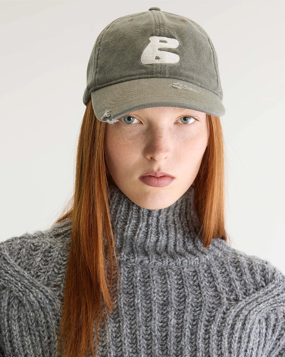 Szary sweter z golfem Deteo Mid Grey marki Bellerose o kroju oversize. Wykonany ściegiem typu "full cardigan", wyróżnia się bardzo grubym splotem ściągaczowym oraz dużymi wzorami warkoczowymi korpusie i rękawach.

-Krój oversize: celowo powiększony fason zapewniający obszerną, luźną sylwetkę

-Golf

-Warkoczowy splot&nbsp;