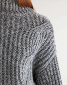 Szary sweter z golfem Deteo Mid Grey marki Bellerose o kroju oversize. Wykonany ściegiem typu "full cardigan", wyróżnia się bardzo grubym splotem ściągaczowym oraz dużymi wzorami warkoczowymi korpusie i rękawach.

-Krój oversize: celowo powiększony fason zapewniający obszerną, luźną sylwetkę

-Golf

-Warkoczowy splot&nbsp;
