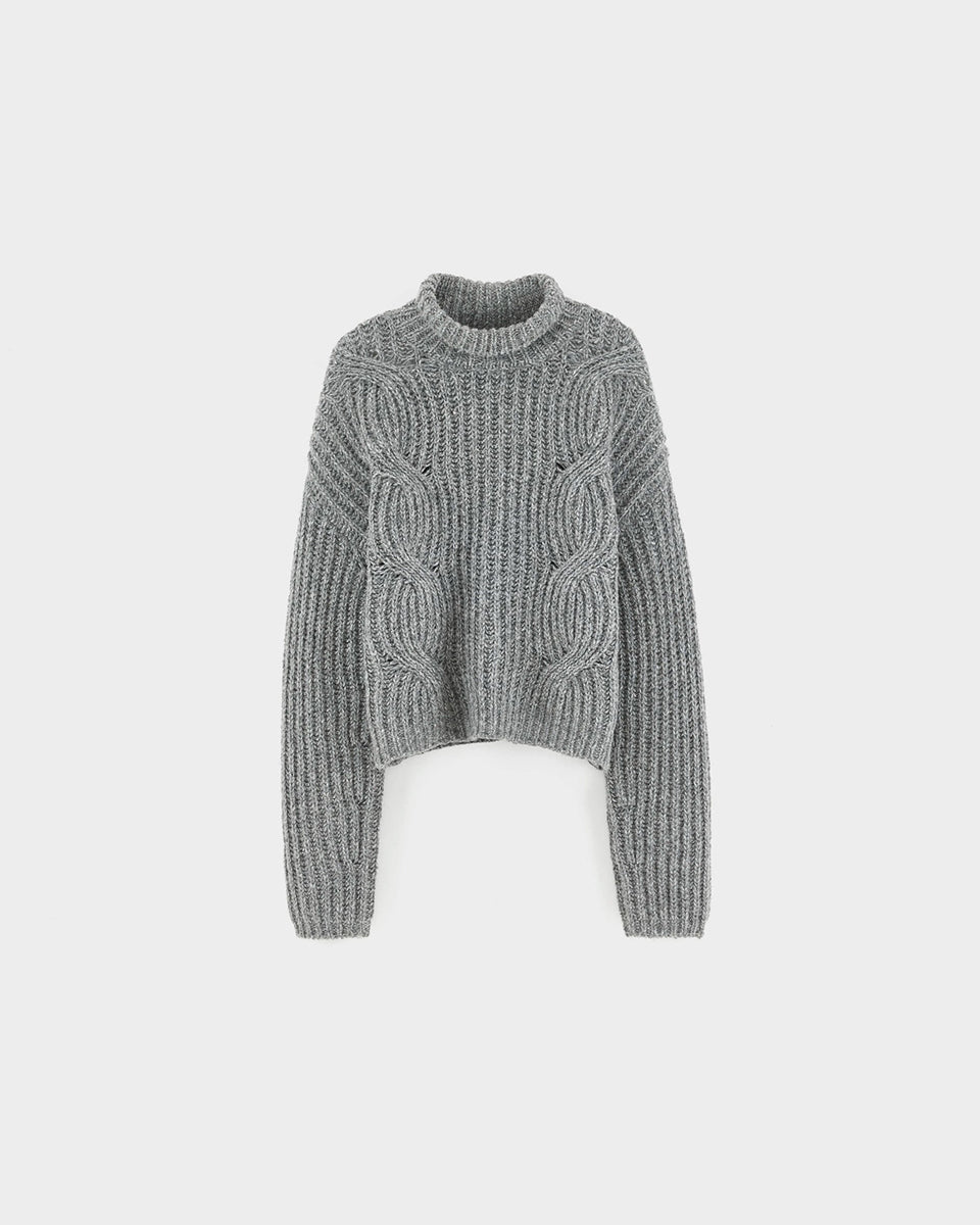 Szary sweter z golfem Deteo Mid Grey marki Bellerose o kroju oversize. Wykonany ściegiem typu "full cardigan", wyróżnia się bardzo grubym splotem ściągaczowym oraz dużymi wzorami warkoczowymi korpusie i rękawach.

-Krój oversize: celowo powiększony fason zapewniający obszerną, luźną sylwetkę

-Golf

-Warkoczowy splot&nbsp;