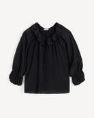 Oversizowa, lekka bluzka Dicte Black By Malene Birger z szerokimi rękawami 7/8, które zakończone są efektowną falbaną oraz ściągaczem, co tworzy delikatny efekt "bombki". Posiada kołnierz ze stójką z gęstym marszczeniem i falbaną. Dekolt jest rozcięty i posiada troczki, które można związać lub pozostawić luźno. Dół wykończony na prosto pozwala nosić bluzkę zarówno wypuszczoną, jak i luźno wpuszczoną w spodnie.&nbsp;

-Zamów w swoim standardowym rozmiarze